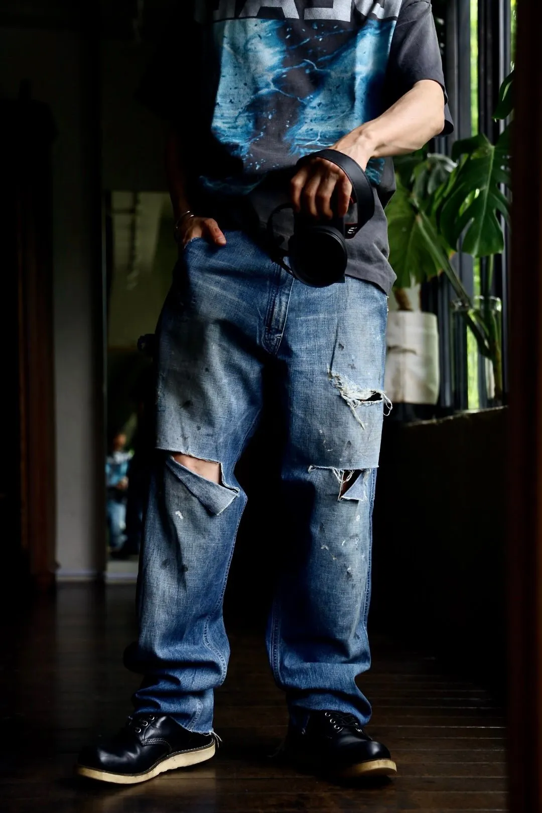 SAINT Mxxxxxx SAINT_DENIM PANTS/PAINTER /BLUE Logging trousers with knife-cut holes and splashed ink. Patch jeans. Blue S-XL. All accessories are molded and customized. Super heavy work. Washed and distressed. Knife-cut holes. Artificial splashed ink graffiti. Authentic version. Loose and stylish.